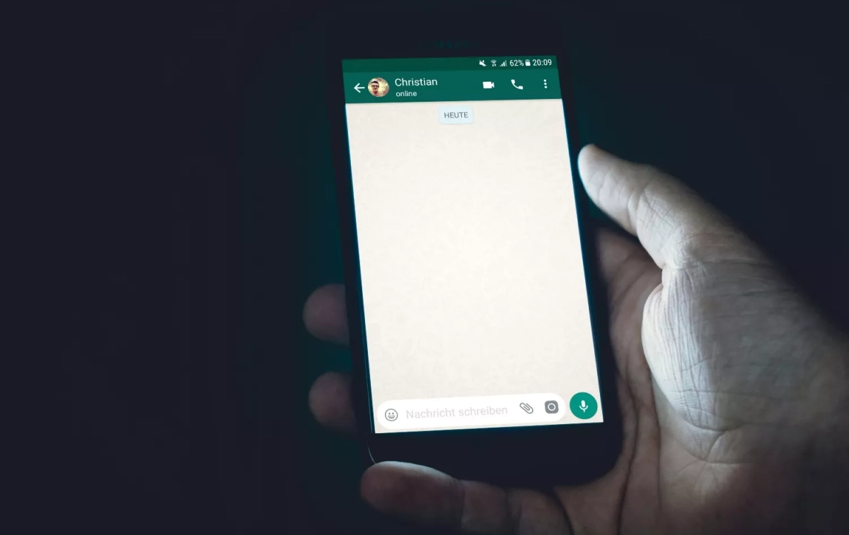 Una conversación de WhatsApp entre amigos en un móvil / EP Una conversación de WhatsApp entre amigos en un móvil / EP