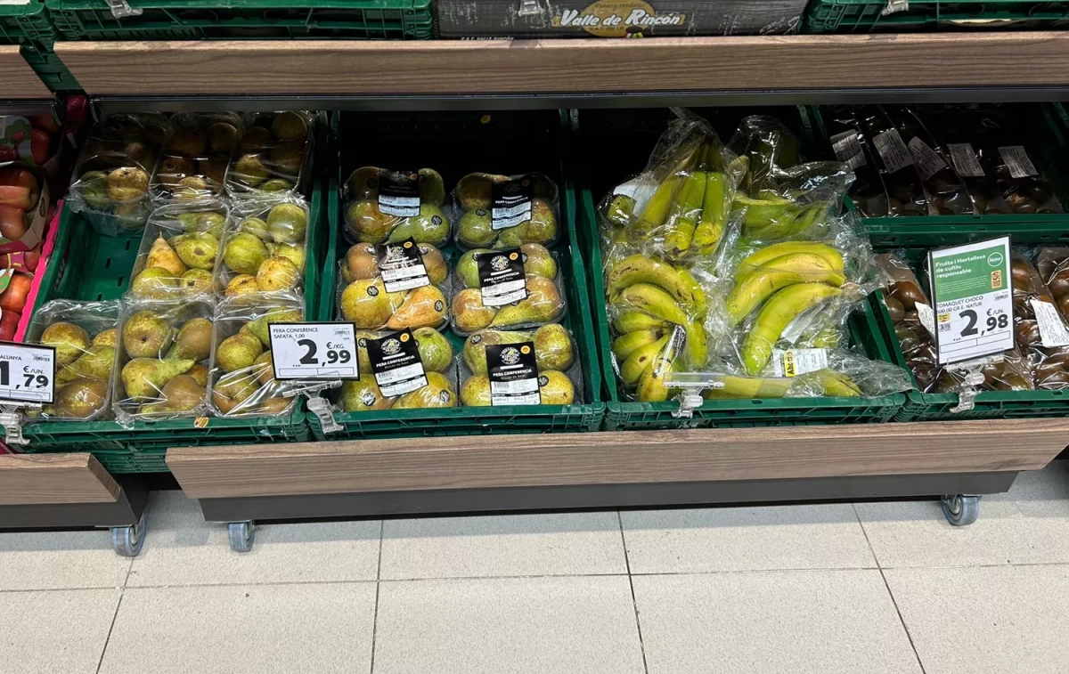 Peras, plátanos y tomates plastificados en Caprabo sin necesidad / TC