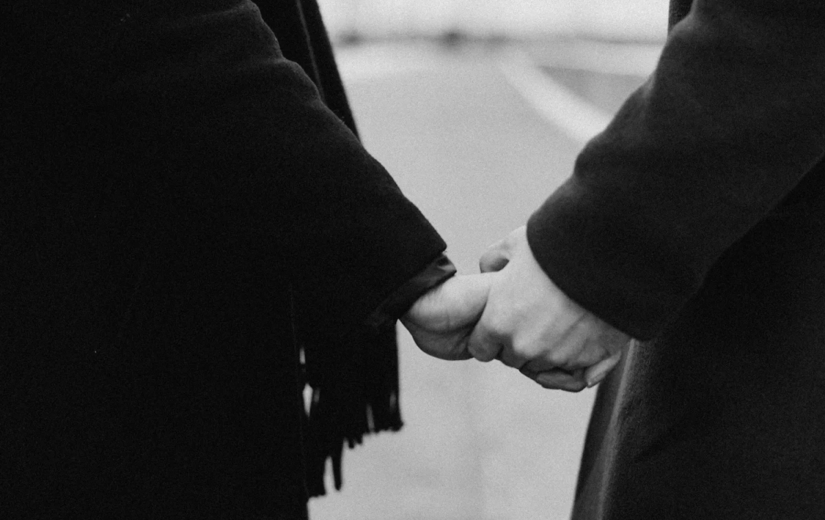 Una pareja se dan las manos PEXELS Una pareja se dan las manos PEXELS