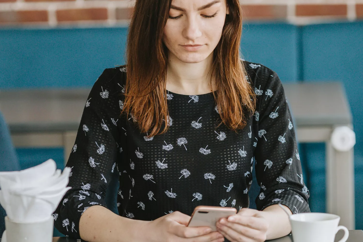 Una chica revisa un mensaje en su teléfono que puede ser un intento de estafa / FREEPIK Una chica revisa un mensaje en su teléfono que puede ser un intento de estafa / FREEPIK