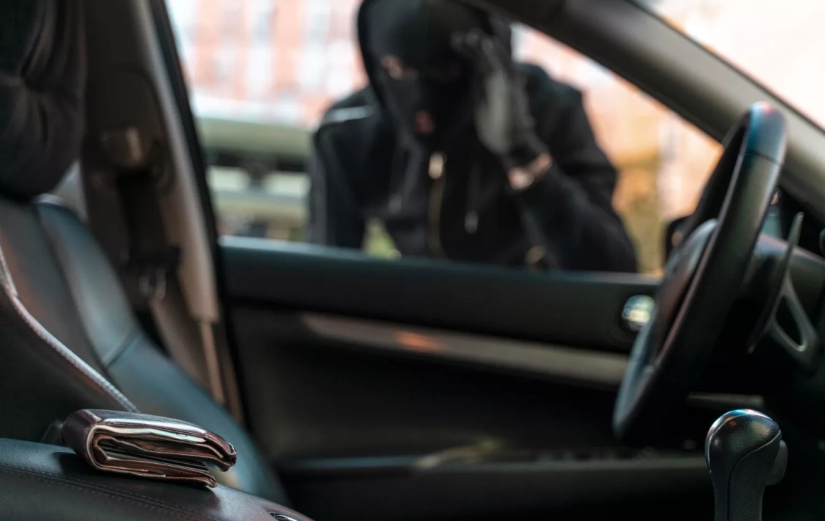 Un ladrón se dispone a robar un coche / FREEPIK