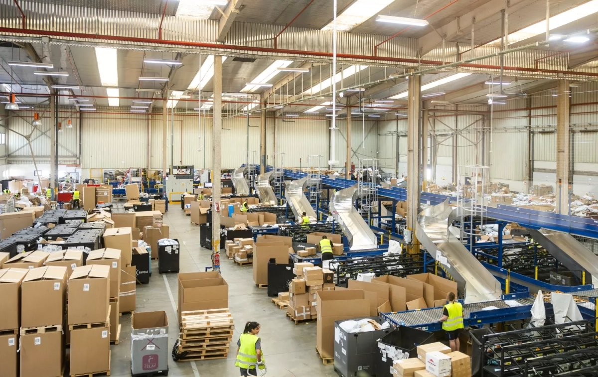 Centro logístico de InPost en Alcalá de Henares / INPOST Centro logístico de InPost en Alcalá de Henares / INPOST
