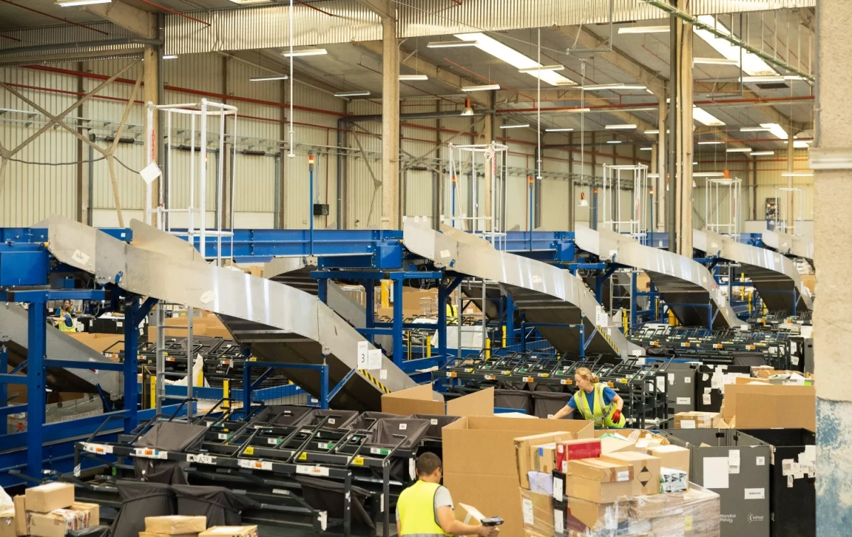 Interior del centro logístico de InPost en Alcalá de Henares / INPOST