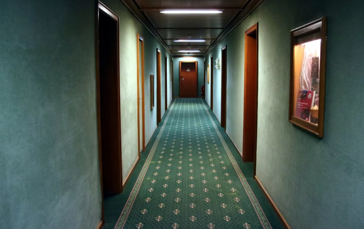 El pasillo de un hotel / UNSPLASH El pasillo de un hotel / UNSPLASH