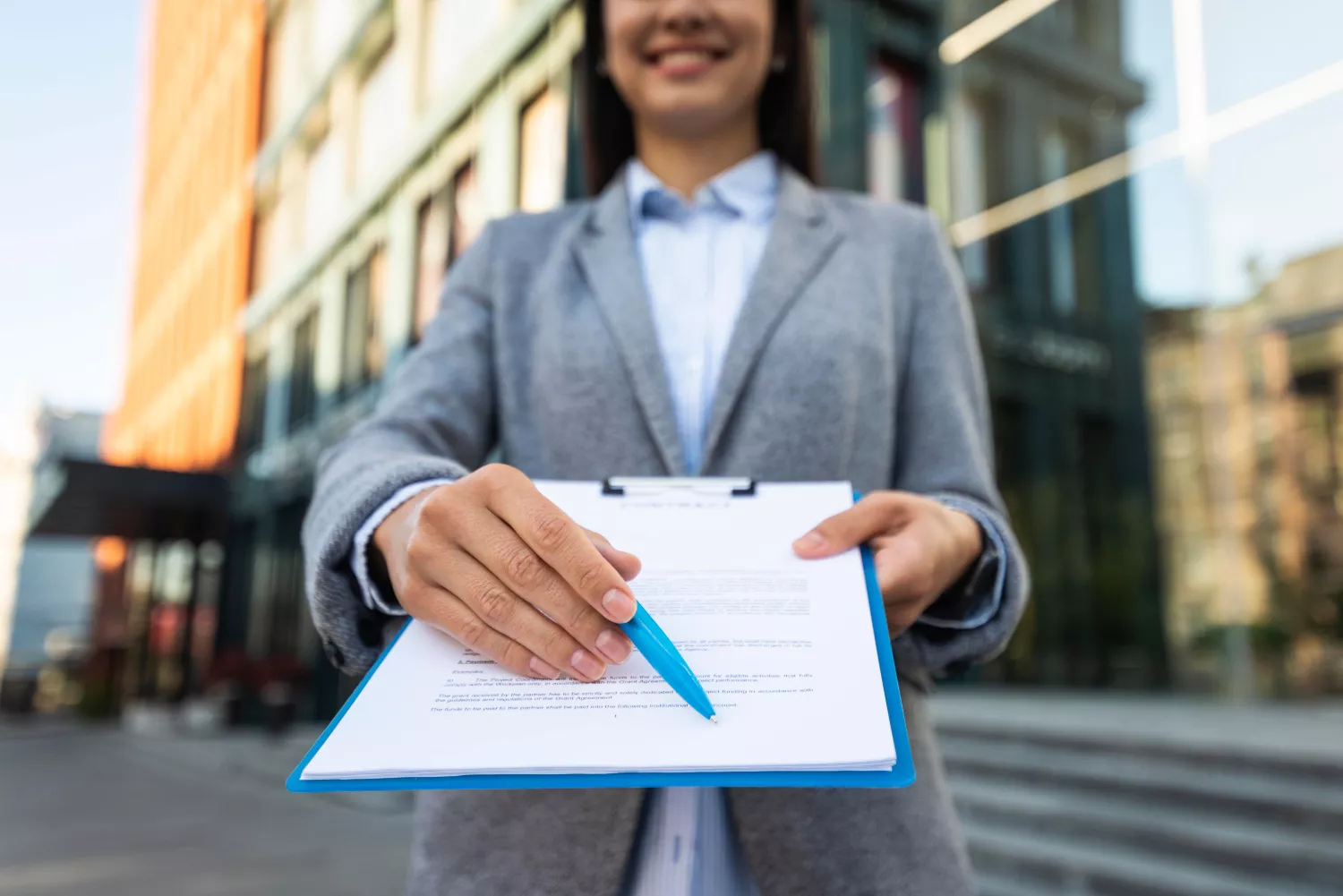 Uma pessoa entrega a outra pessoa um documento com um dos seguros de uma empresa / FREEPIK