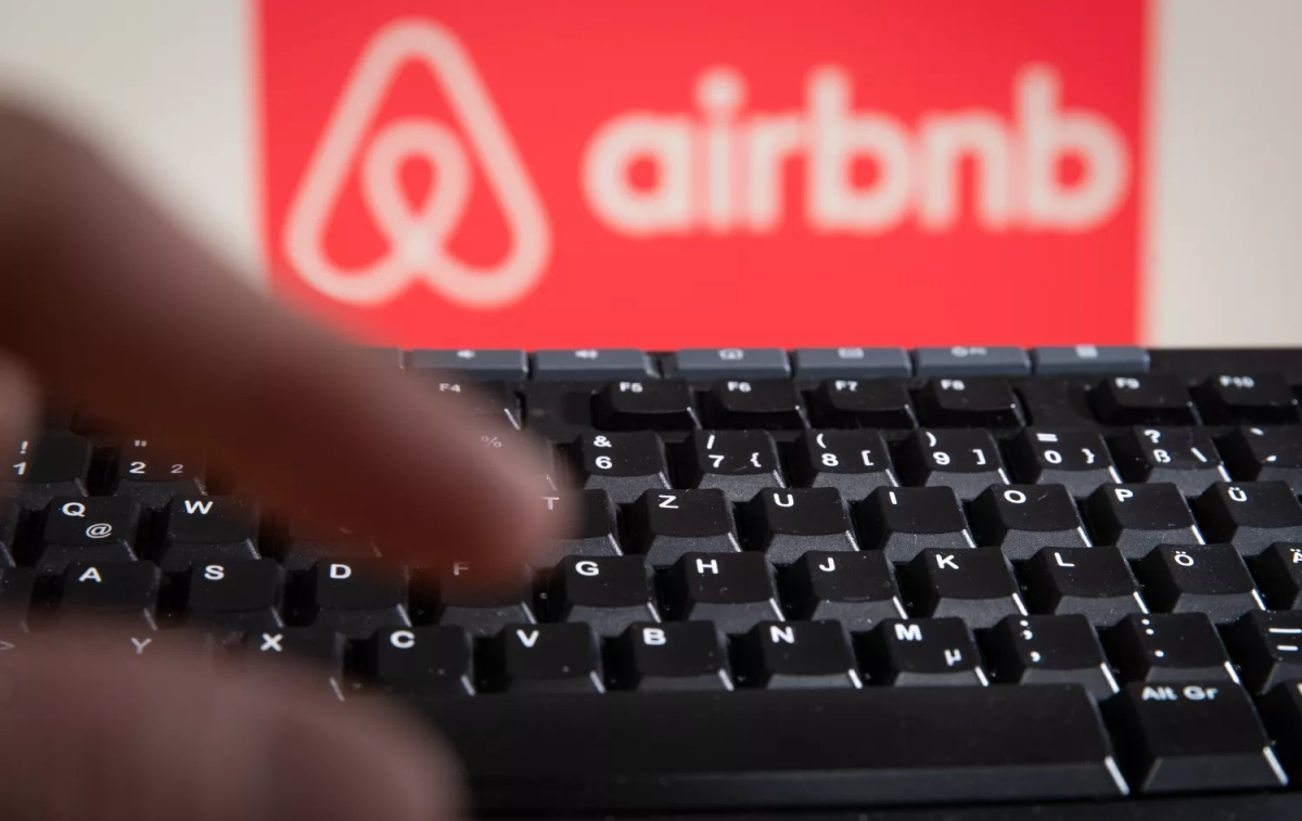 Una persona accede a Airbnb / EP - Friso Gentsch / DPA Una persona accede a Airbnb / EP - Friso Gentsch / DPA