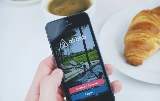 Una persona accede a Airbnb a través del móvil / PIXABAY Una persona accede a Airbnb a través del móvil / PIXABAY