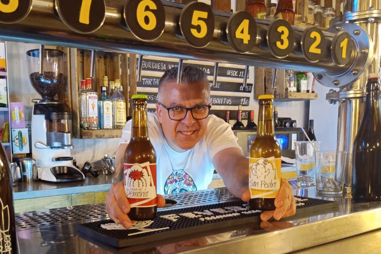 Ángel Sánchez en su bar 100% sin gluten Kaktus   CEDIDA