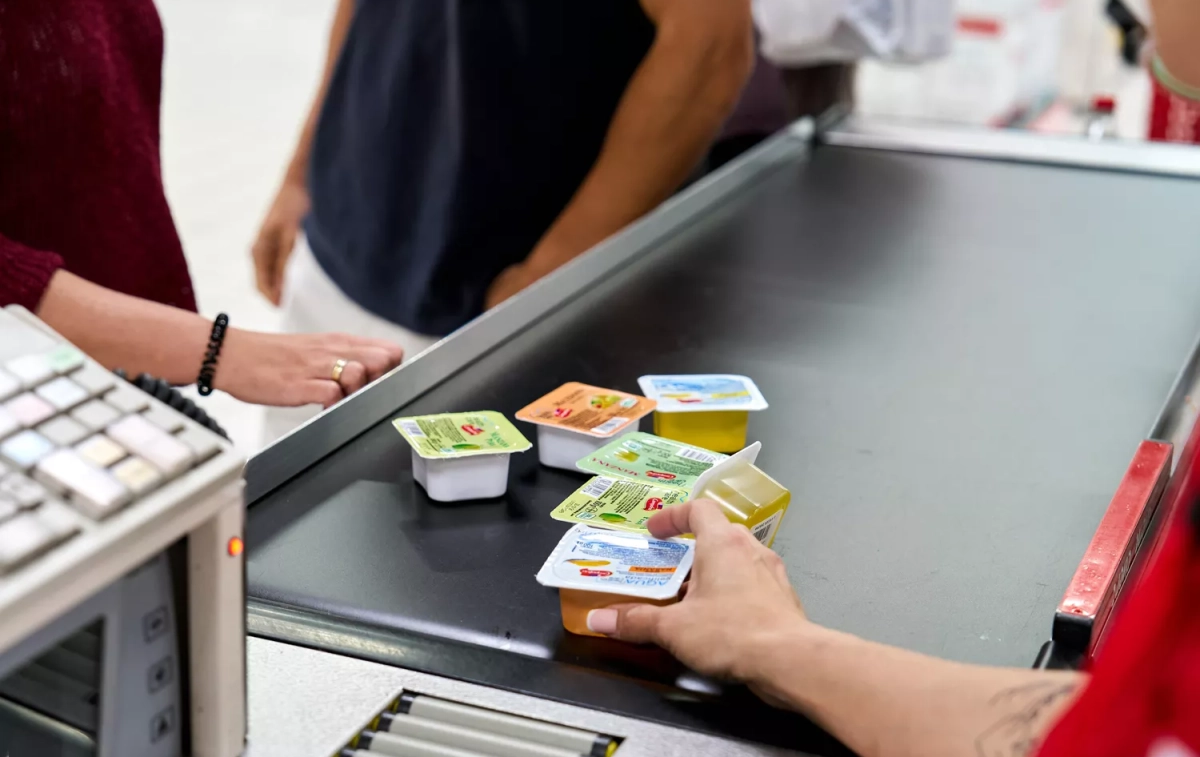 Los productos de Campofrío Health Care en la cinta de una caja de Alcampo