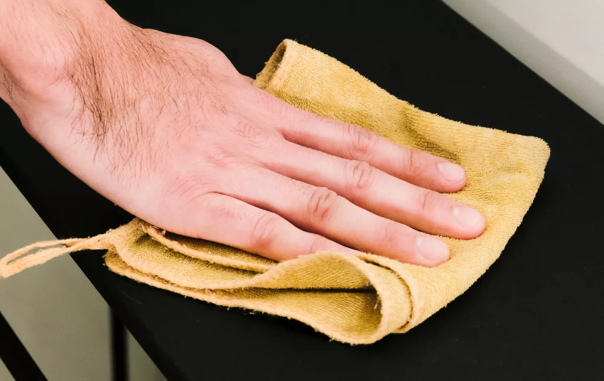 Una persona pasa un trapo de cocina / FREEPIK Una persona pasa un trapo de cocina / FREEPIK
