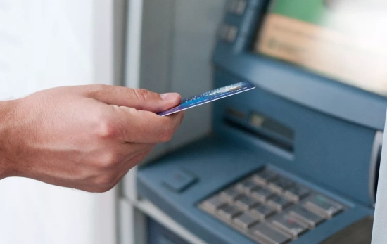 Una persona revisa su cuenta bancaria en un cajero / FREEPIK Una persona revisa su cuenta bancaria en un cajero / FREEPIK