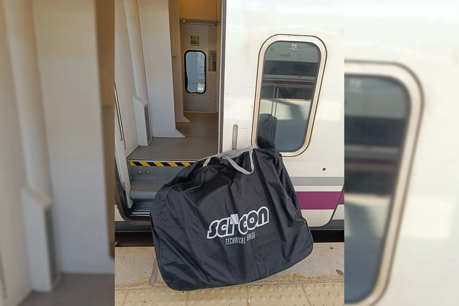 La bicicleta plegada de Julián Serrano colocada en el AVE en el que viajó tras haberlo echado del tren de IRYO / CEDIDA