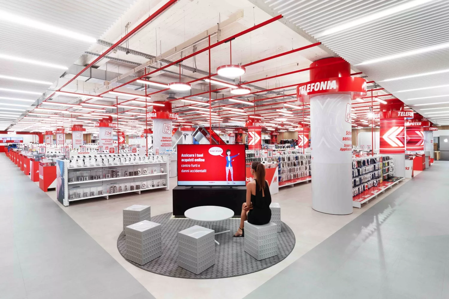 Una persona observa una televisión en una de las tiendas de MediaMarkt   EP