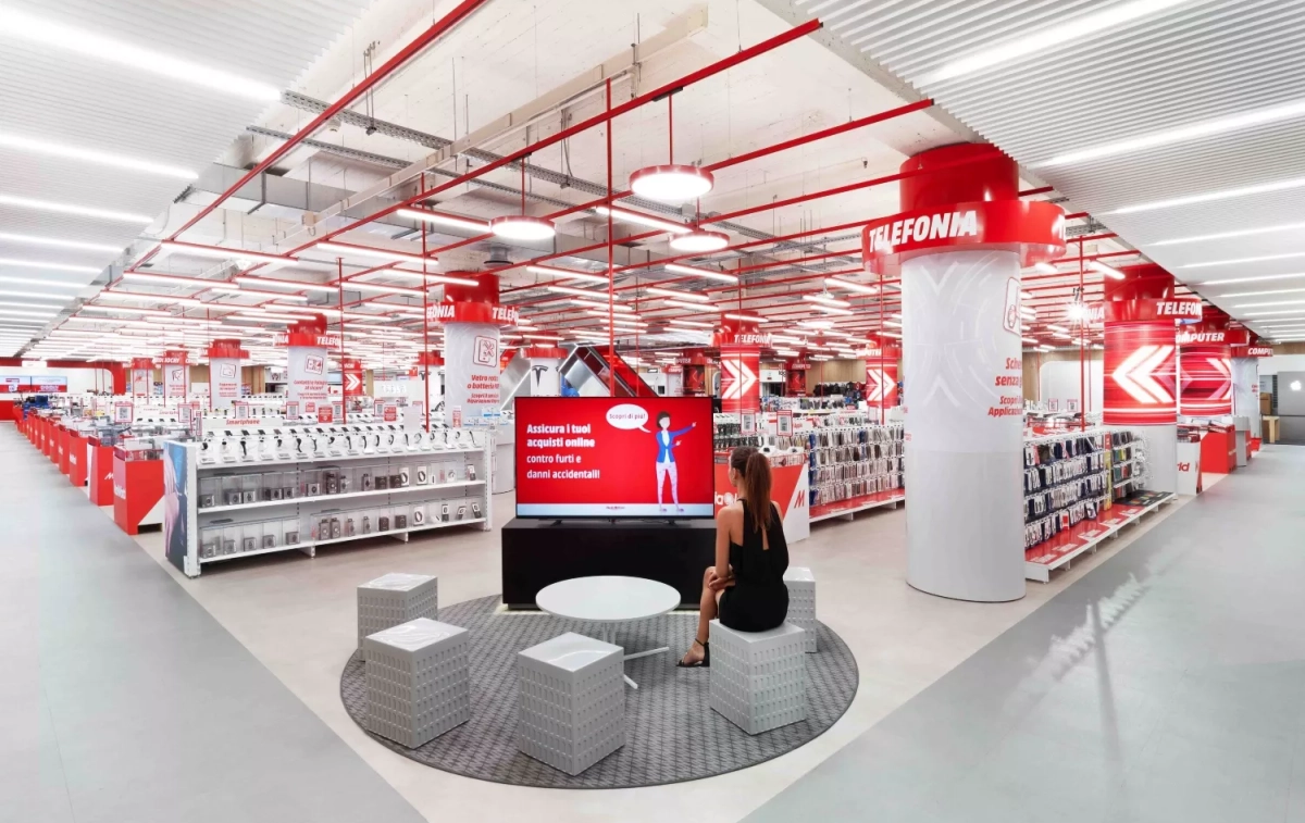 Una persona observa una televisión en una de las tiendas de MediaMarkt / EP Una persona observa una televisión en una de las tiendas de MediaMarkt / EP