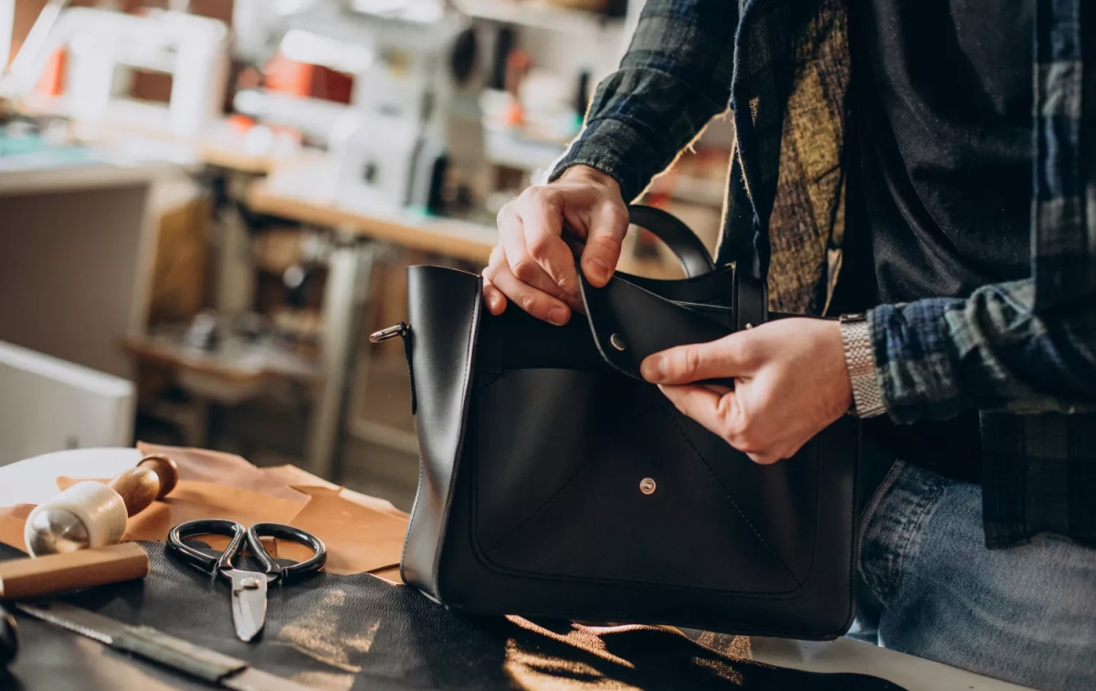 Un artesano crea un bolso de piel / FREEPIK - @senivpetro Un artesano crea un bolso de piel / FREEPIK - @senivpetro