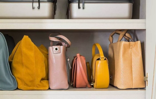 Distintos bolsos en un armario / FREEPIK Distintos bolsos en un armario / FREEPIK