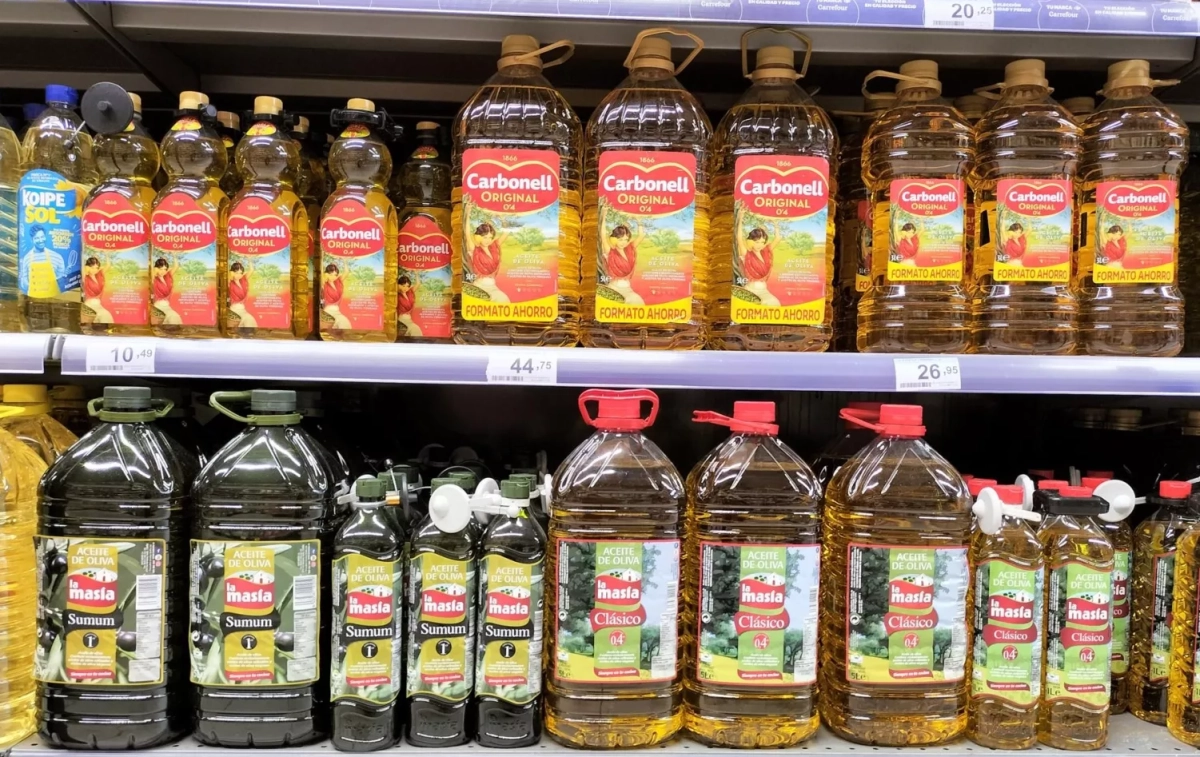 Varias garrafas de aceite en un supermercado / EFE Varias garrafas de aceite en un supermercado / EFE