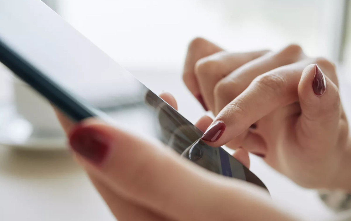 Una persona cambia su código PIN / FREEPIK