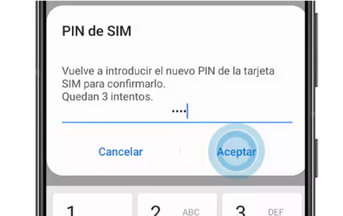 Una persona introduce un código PIN / SAMSUNG