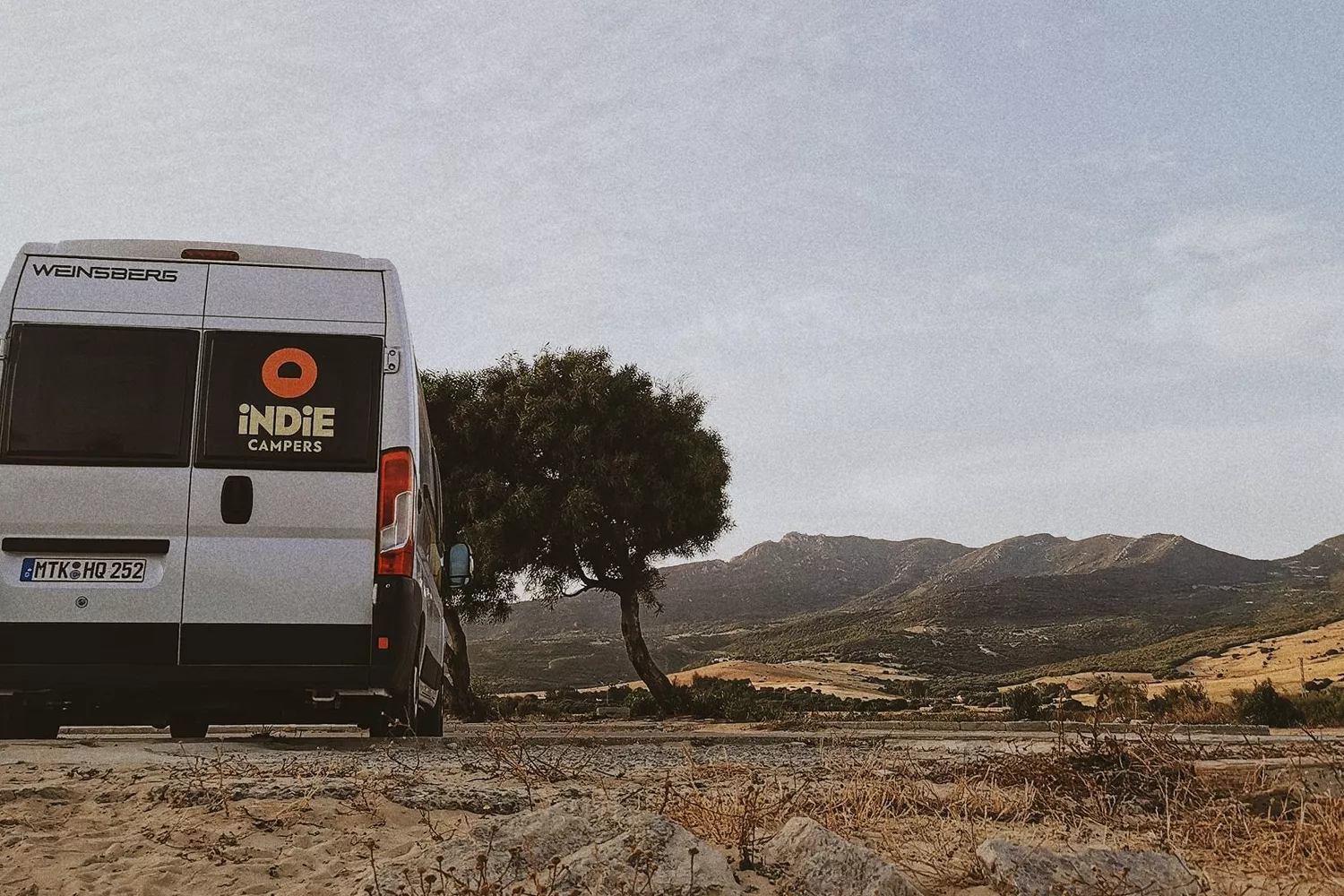 Uma carrinha de aluguer com o logótipo da Indie Campers / INDIE CAMPERS