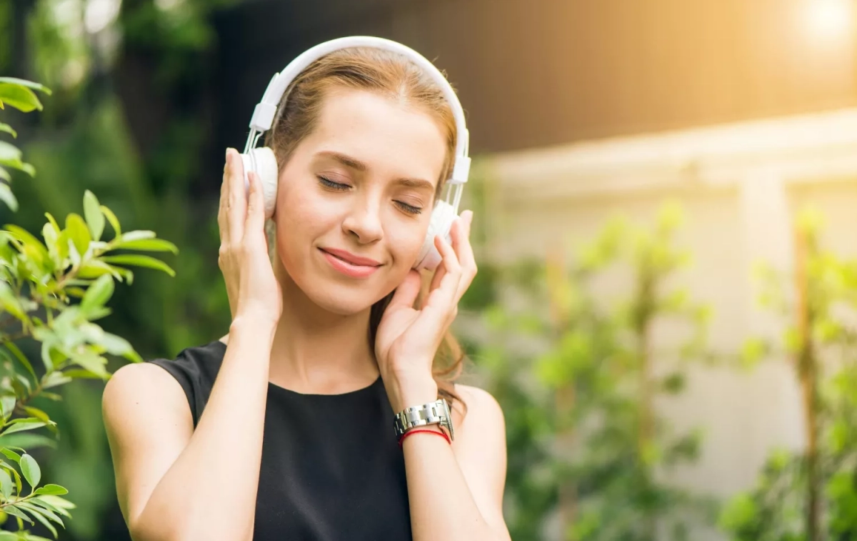 Una chica escucha música en YouTube / PEXELS Una chica escucha música en YouTube / PEXELS