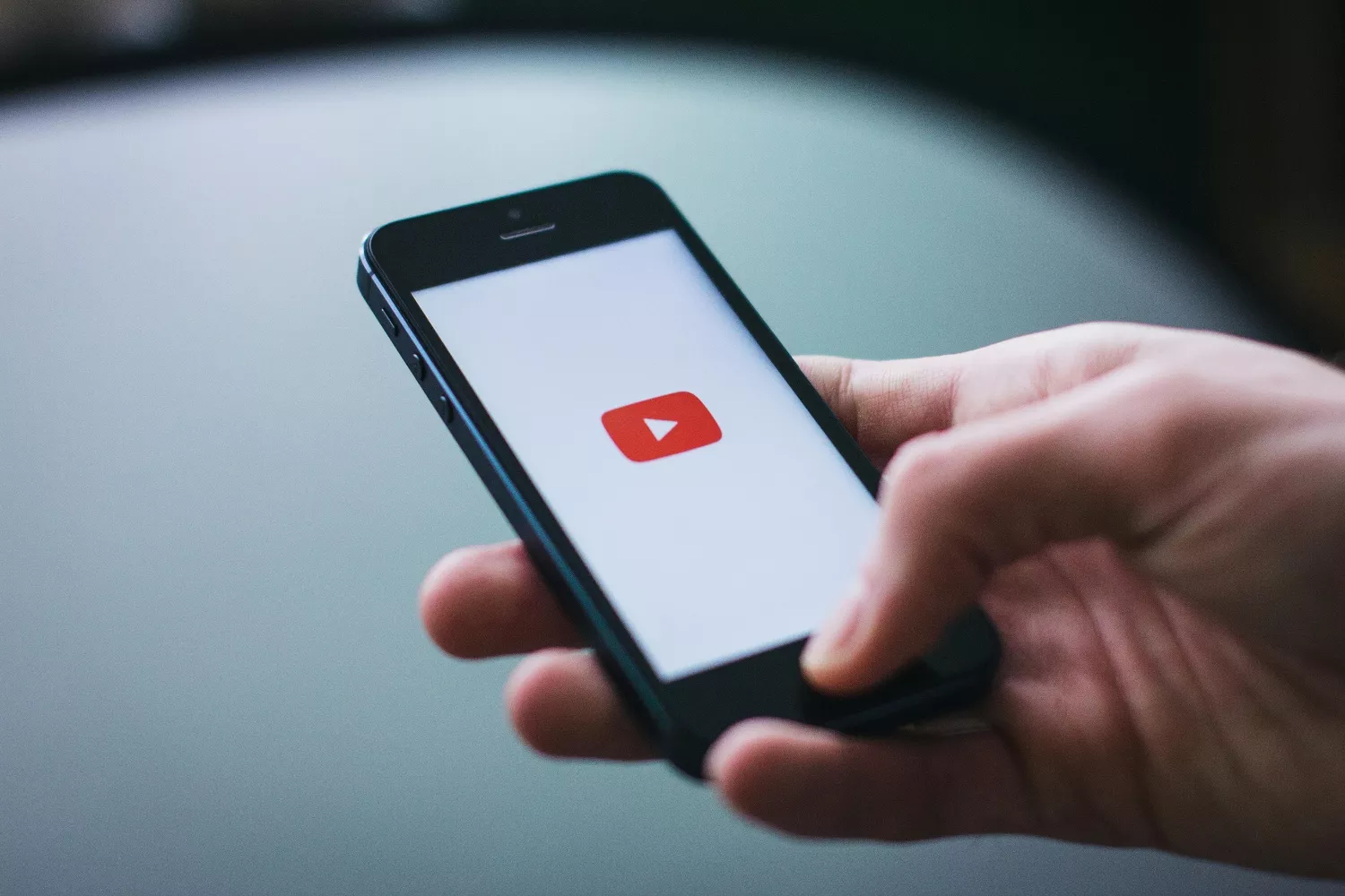 Una persona abre la app de YouTube en su móvil / PEXELS Una persona abre la app de YouTube en su móvil / PEXELS