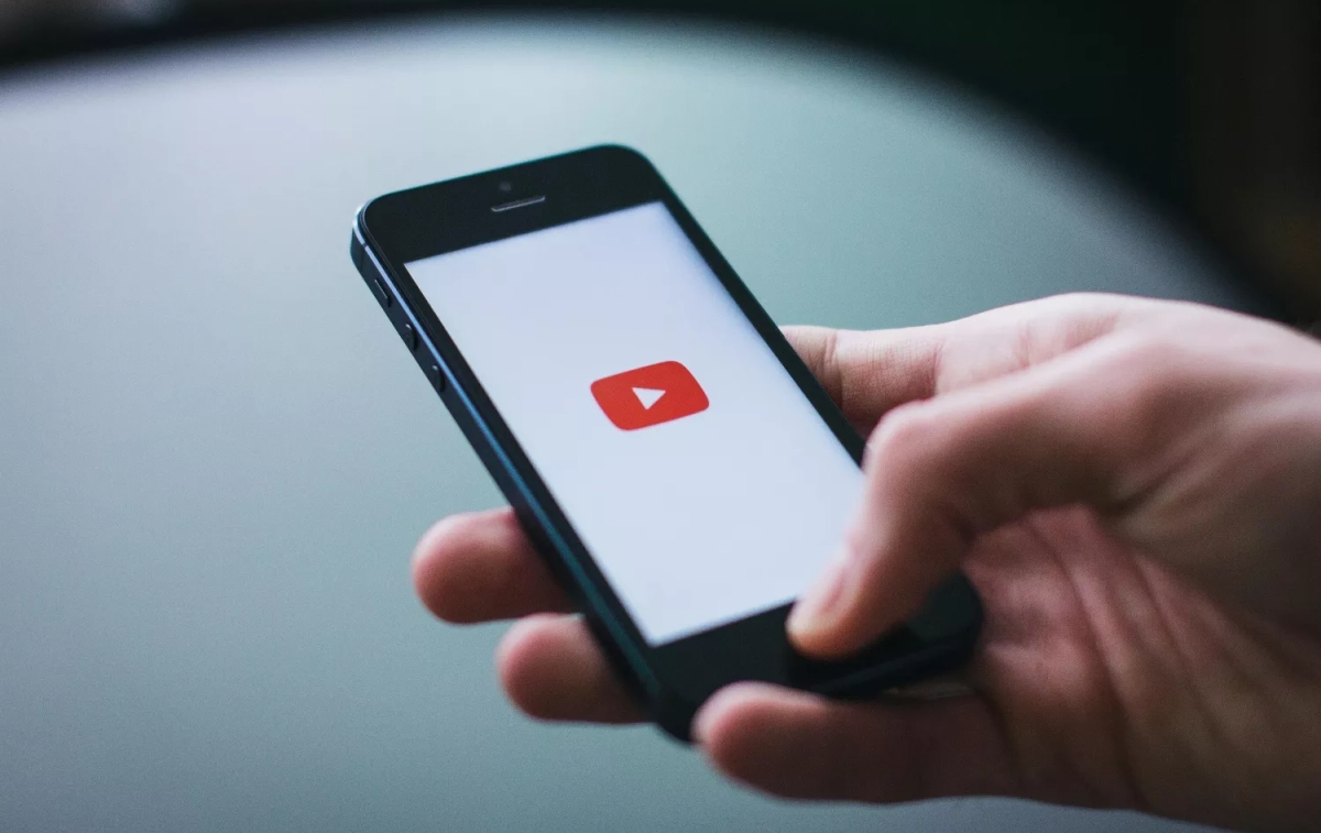 Una persona abre la app de YouTube en su móvil / PEXELS Una persona abre la app de YouTube en su móvil / PEXELS