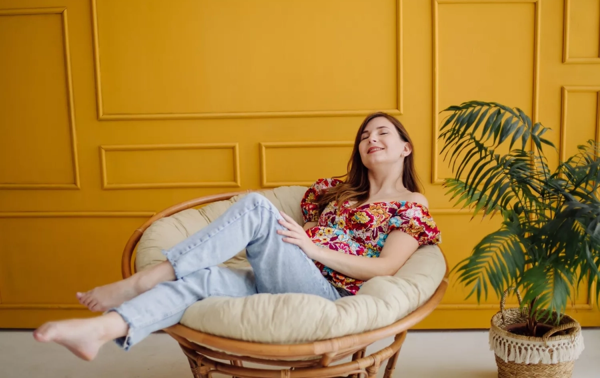 Una persona pinta de amarillo su casa KRONOS HOME Una persona pinta de amarillo su casa KRONOS HOME