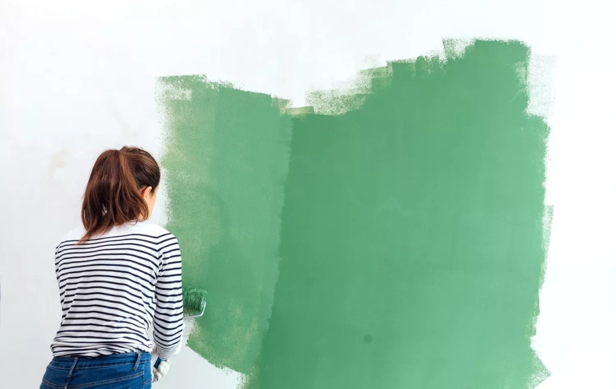 Una persona pinta de verde la pared KRONOS HOME Una persona pinta de verde la pared KRONOS HOME