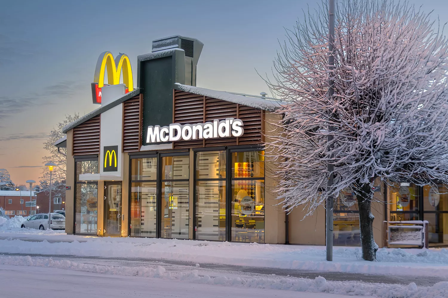 Um McDonald's rodeado de neve / PEXELS