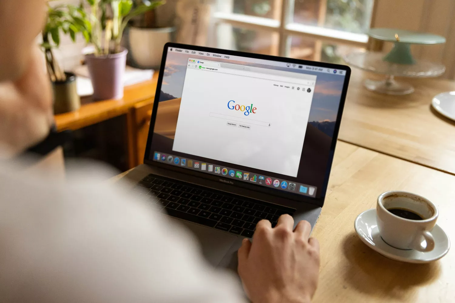 Una persona se dispone a dejar una reseña de un restaurante en Google - UNSPLASH Una persona se dispone a dejar una reseña de un restaurante en Google - UNSPLASH