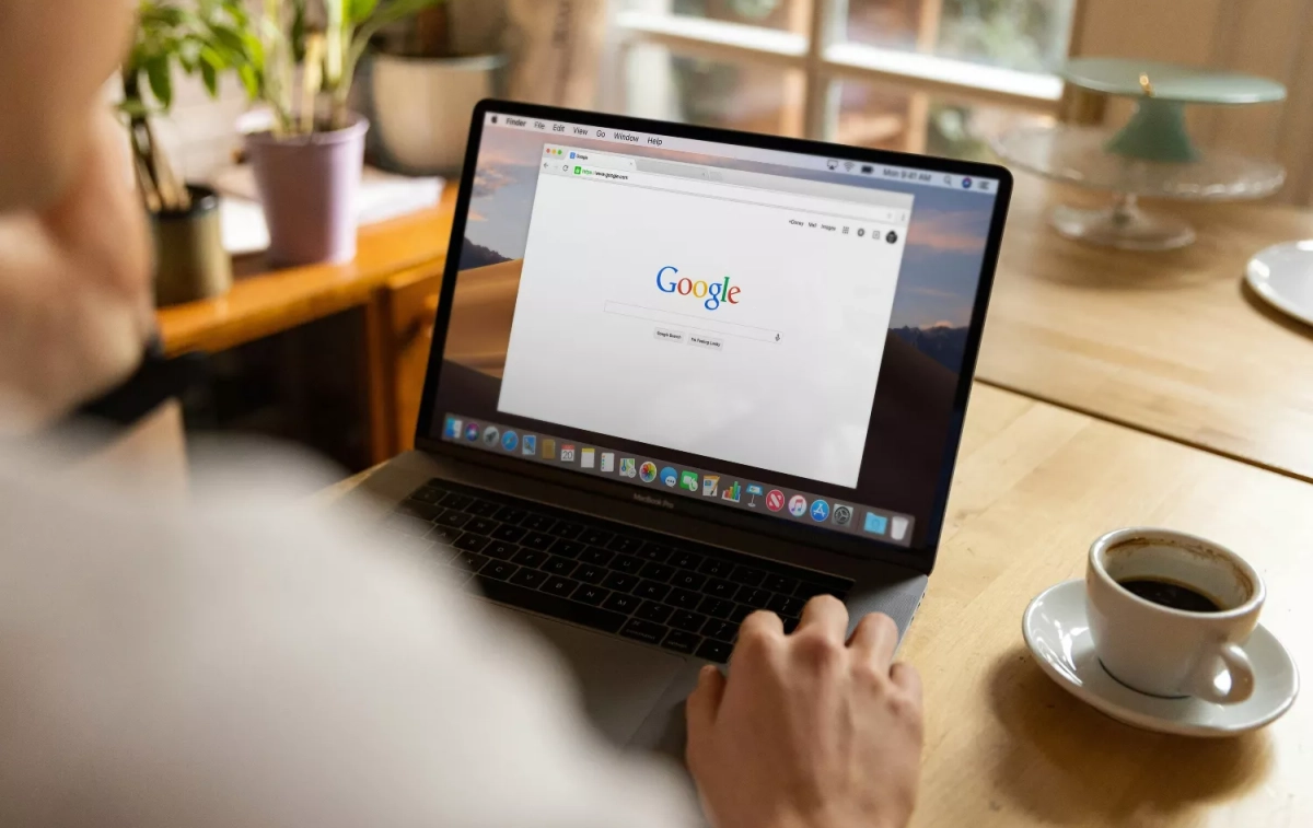 Una persona se dispone a dejar una reseña de un restaurante en Google - UNSPLASH Una persona se dispone a dejar una reseña de un restaurante en Google - UNSPLASH