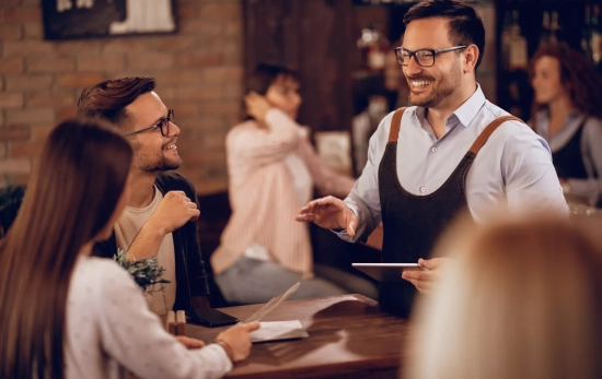 Dos personas en un bar / FREEPIK Dos personas en un bar / FREEPIK