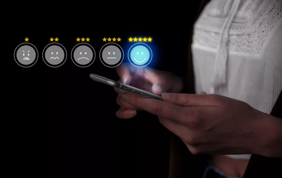 Una persona deja una reseña positiva con su movil / FREEPIK Una persona deja una reseña positiva con su movil / FREEPIK
