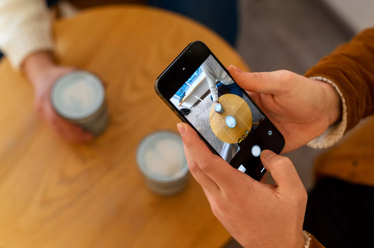 Una persona toma una foto de su café / FREEPIK Una persona toma una foto de su café / FREEPIK