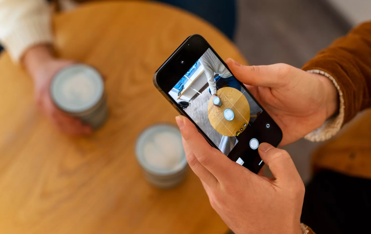 Una persona toma una foto de su café / FREEPIK Una persona toma una foto de su café / FREEPIK