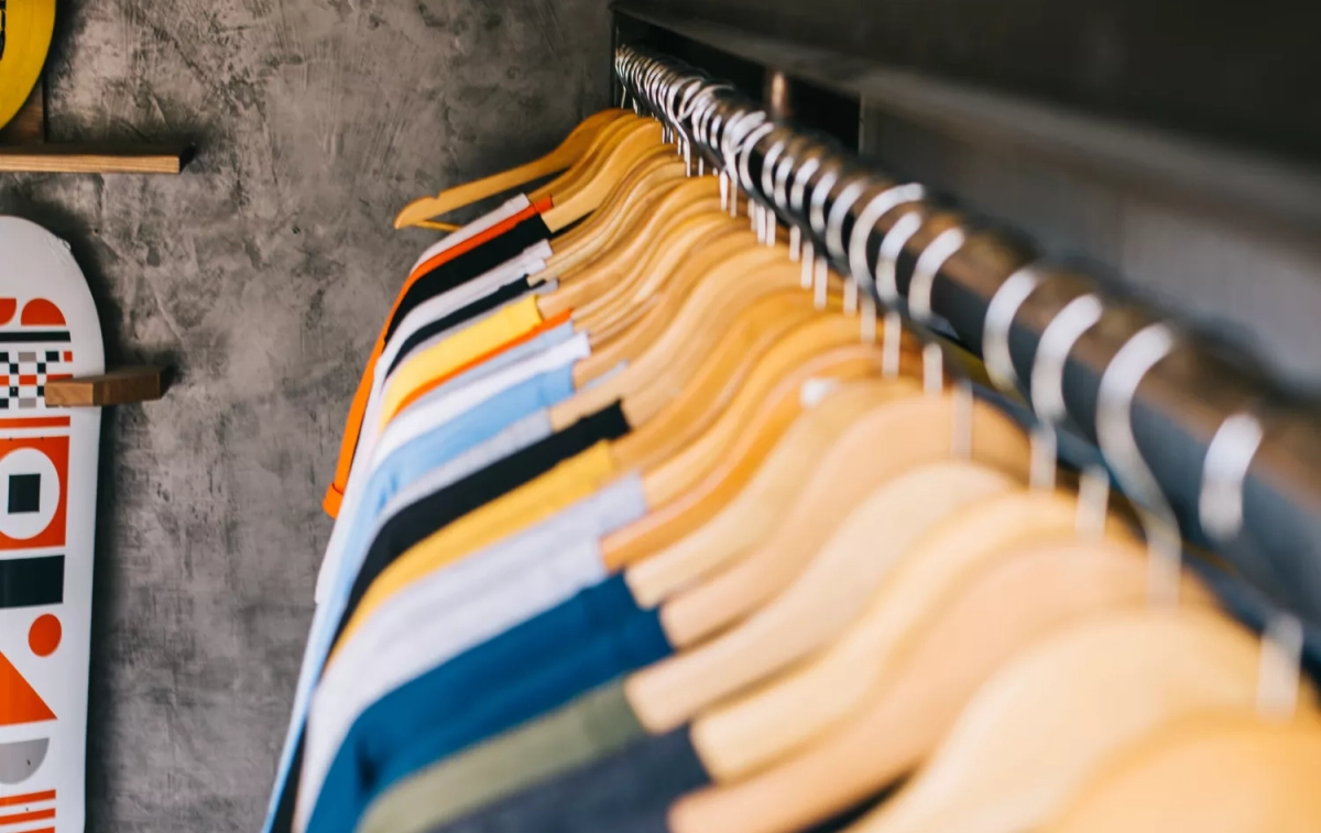 Distintas camisetas en una tienda / FREEPIK Distintas camisetas en una tienda / FREEPIK