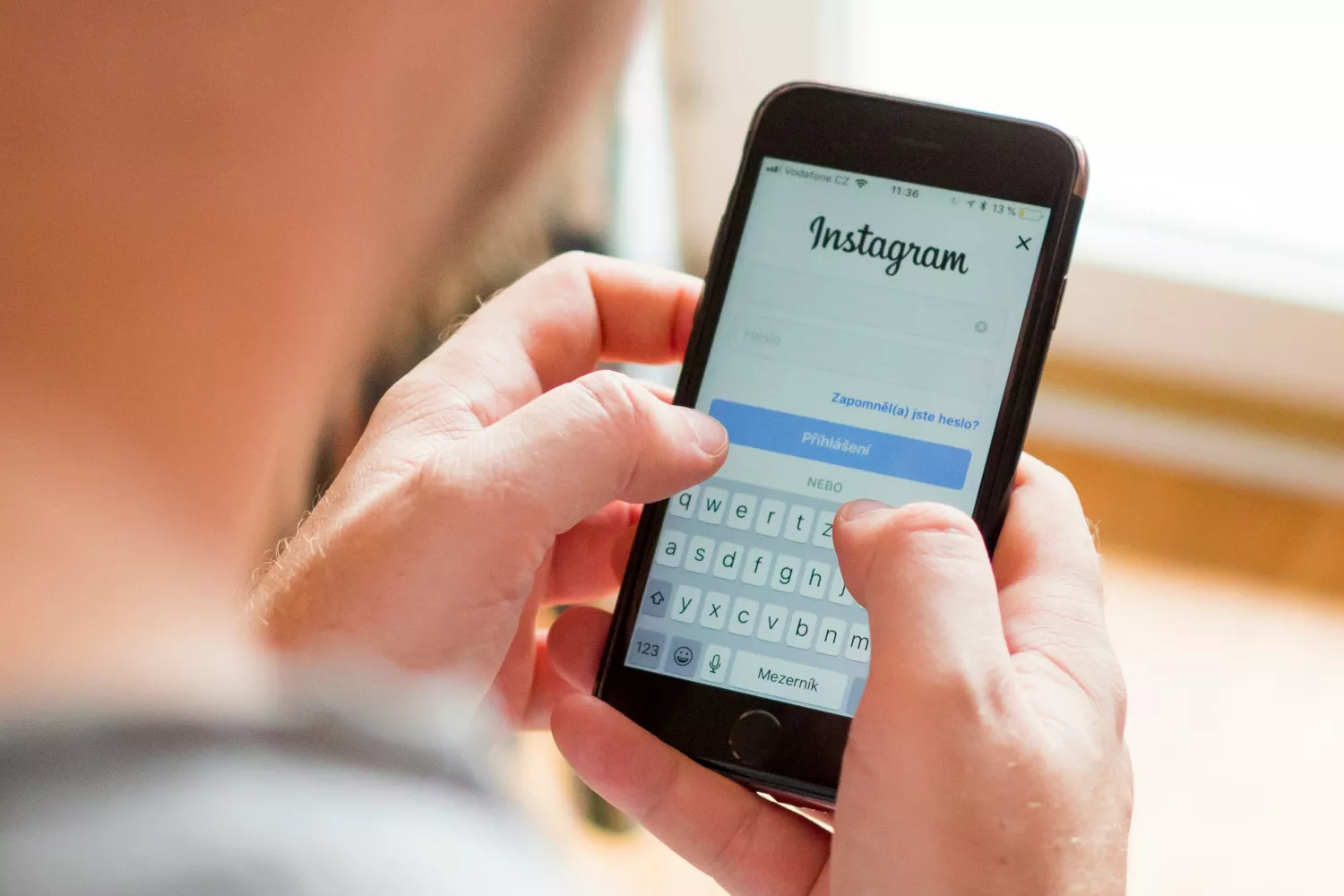 Una persona que ha sido bloqueada por Instagram intenta acceder a la app / UNSPLASH Una persona que ha sido bloqueada por Instagram intenta acceder a la app / UNSPLASH