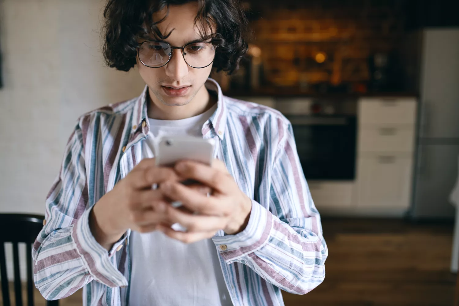 Una persona mira su móvil con preocupación / FREEPIK - @karlyukav Una persona mira su móvil con preocupación / FREEPIK - @karlyukav