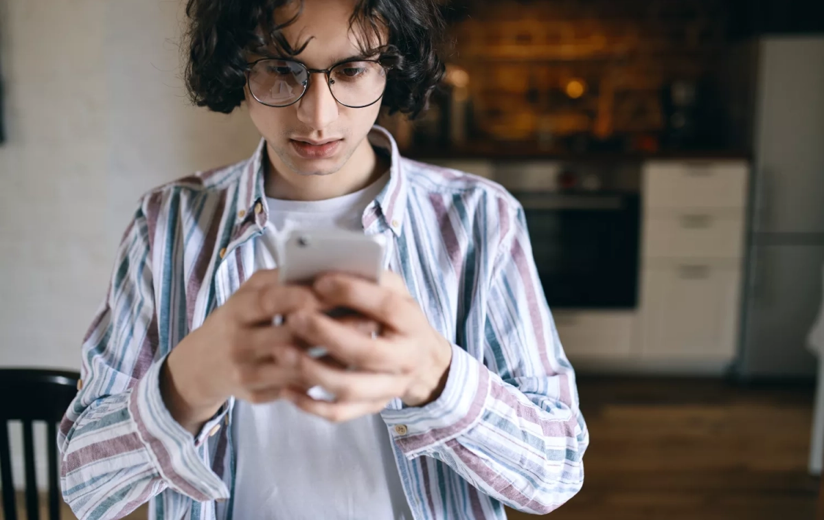 Una persona mira su móvil con preocupación / FREEPIK - @karlyukav Una persona mira su móvil con preocupación / FREEPIK - @karlyukav