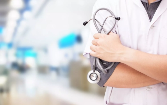 Un médico en un hospital con poco tiempo de espera / FREEPIK Un médico en un hospital con poco tiempo de espera / FREEPIK