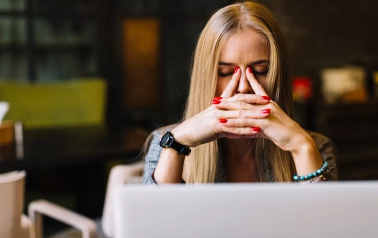 Una mujer ante su ordenador, frustrada tras enterarse de que ha sido víctima de una estafa / FREEPIK Una mujer ante su ordenador, frustrada tras enterarse de que ha sido víctima de una estafa / FREEPIK