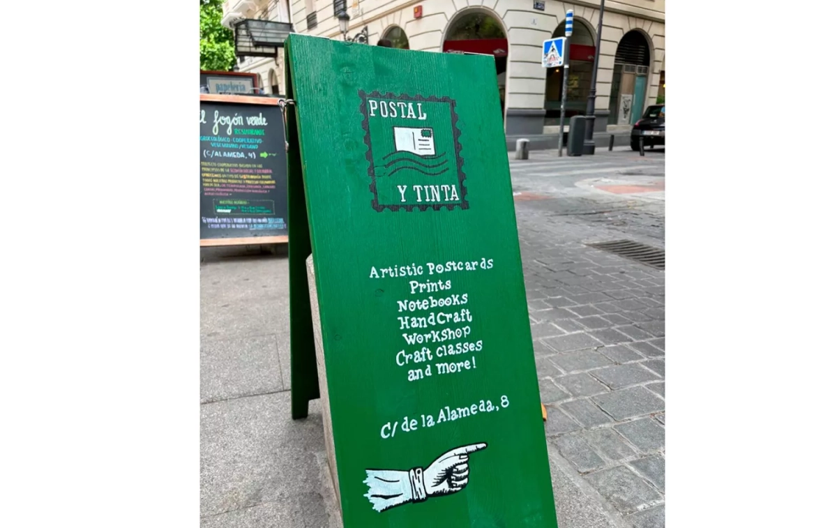 Un cartel que indica la dirección de Postal y Tinta / CG Un cartel que indica la dirección de Postal y Tinta / CG