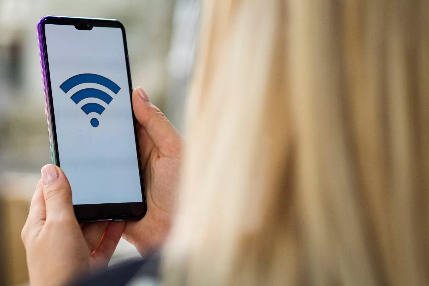 Una persona pone en marcha el WiFi en casa / FREEPIK