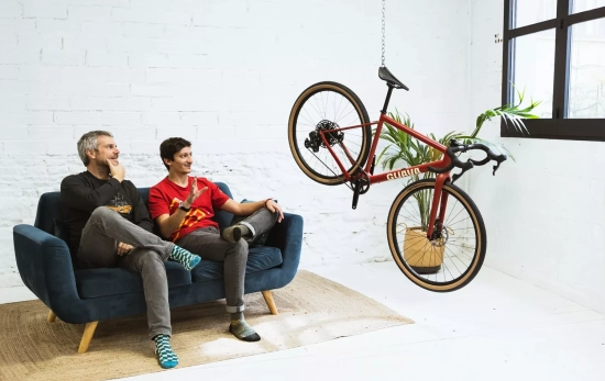 David y Nacho, los cofundadores de Guava Bikes, con una de sus bicicletas / GUAVA David y Nacho, los cofundadores de Guava Bikes, con una de sus bicicletas / GUAVA