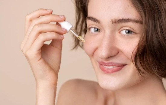 Una chica se aplica un sérum facial / FREEPIK Una chica se aplica un sérum facial / FREEPIK