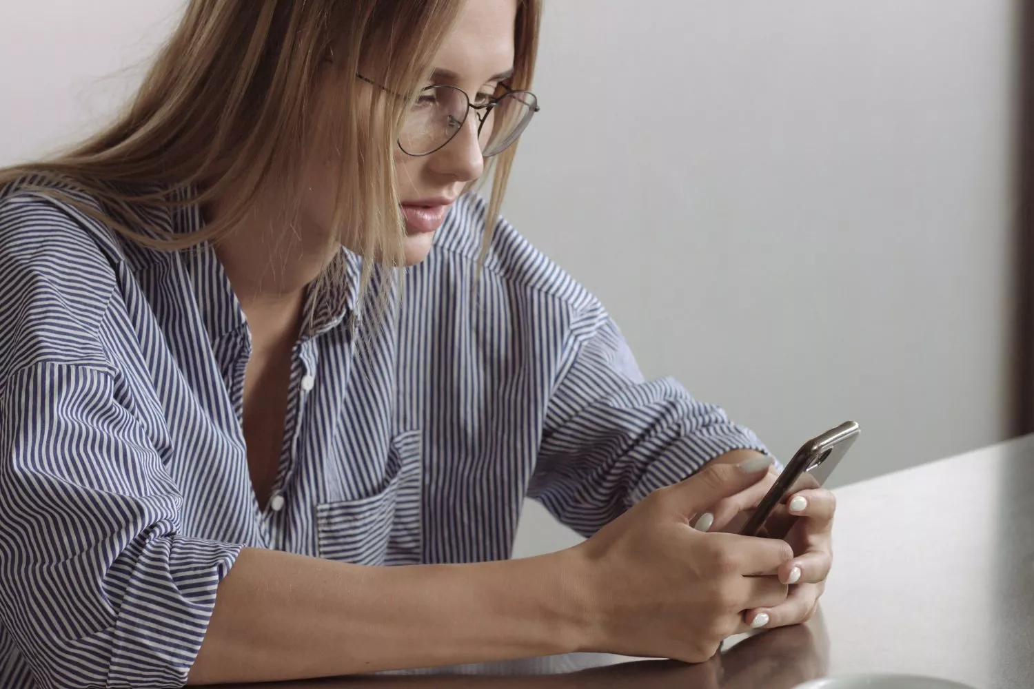 Una mujer muy concentrada programa un WhatsApp con su teléfono / FREEPIK - @Anastasia Kazakova Una mujer muy concentrada programa un WhatsApp con su teléfono / FREEPIK - @Anastasia Kazakova