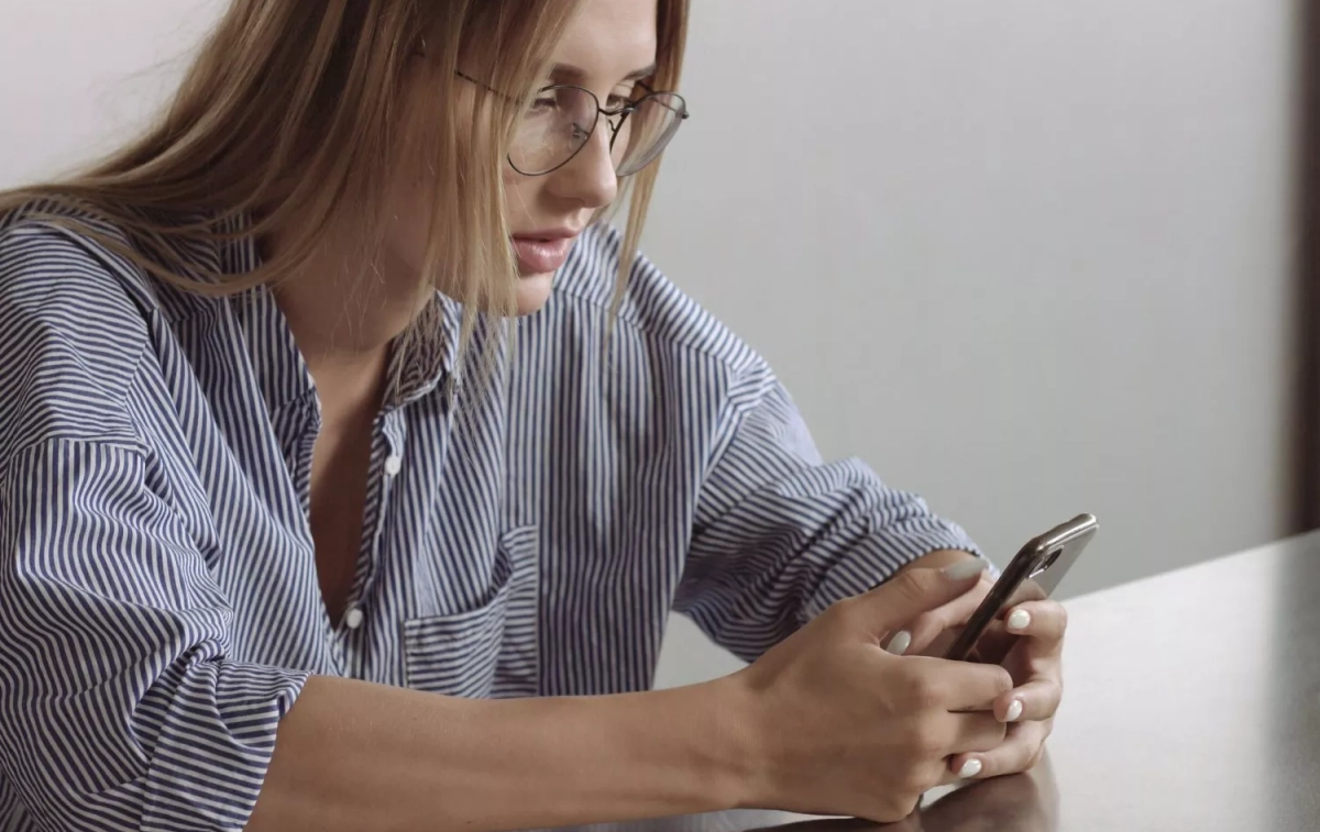 Una mujer muy concentrada programa un WhatsApp con su teléfono / FREEPIK - @Anastasia Kazakova Una mujer muy concentrada programa un WhatsApp con su teléfono / FREEPIK - @Anastasia Kazakova