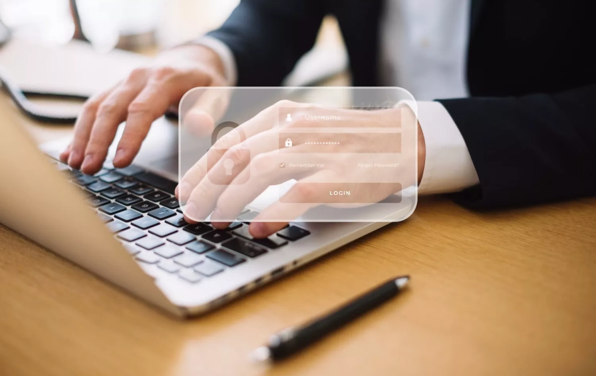 Una persona accede a un sitio web / FREEPIK Una persona accede a un sitio web / FREEPIK