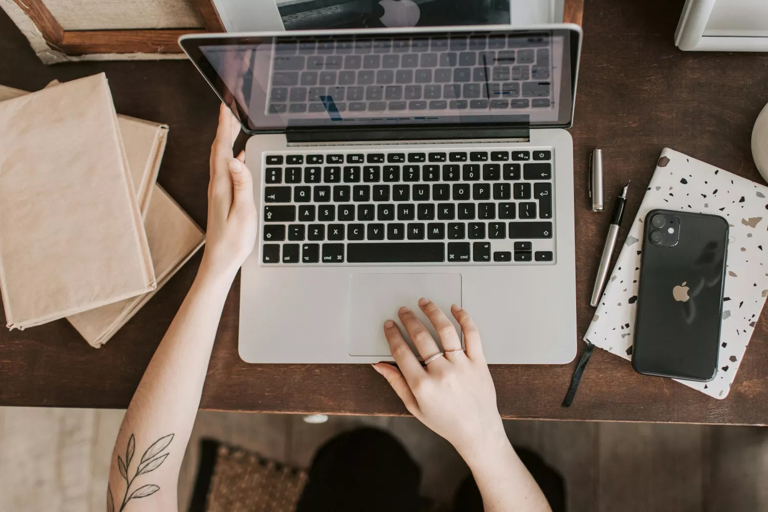 Una persona se dispone a cifrar los archivos de su ordenador / PEXELS Una persona se dispone a cifrar los archivos de su ordenador / PEXELS